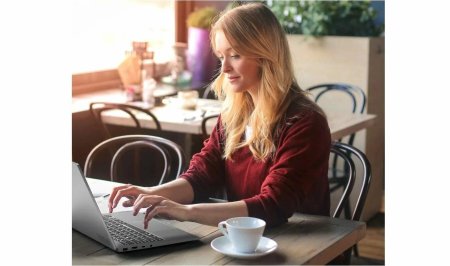 Девушка с ноутбуком в кафе