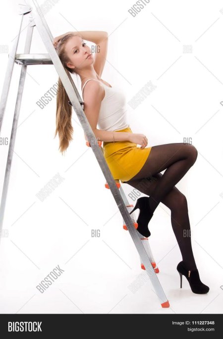 Девушка на стремянке