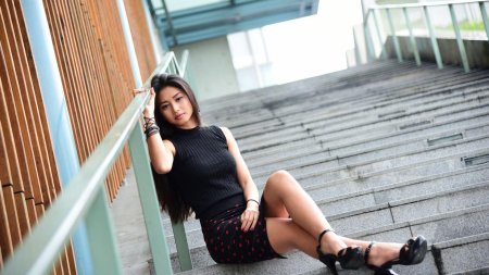 Брюнетка на ступеньках