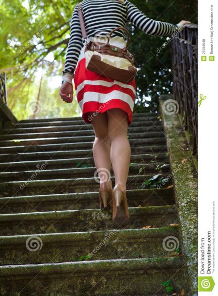 Девушка на лестнице в юбке