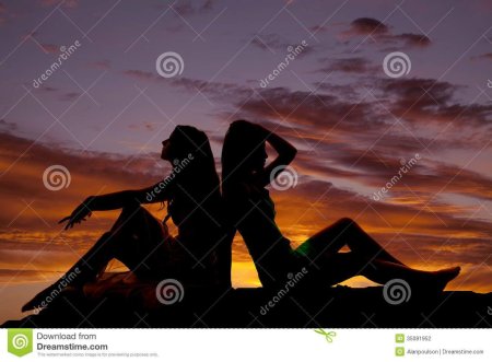 Две девушки спина к спине