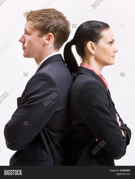 Люди спина к спине