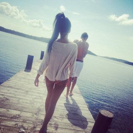 Брюнетка с парнем со спины