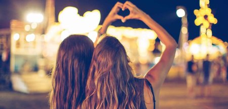 Две девушки со спины