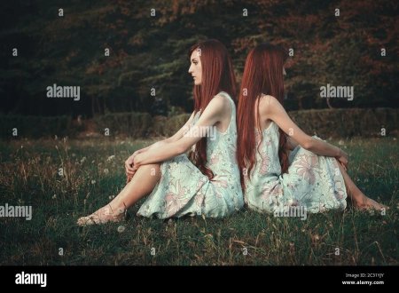 Две девушки спина к спине