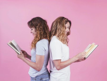 Две подруги спина к спине