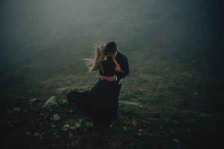 Парень и девушка спиной друг к другу