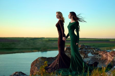 Две девушки в платьях