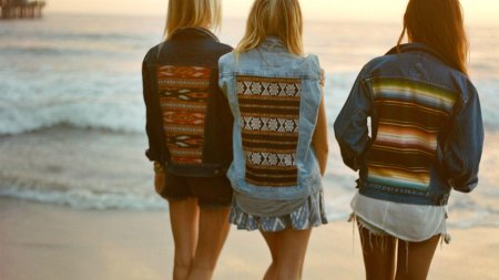 Четыре подруги со спины