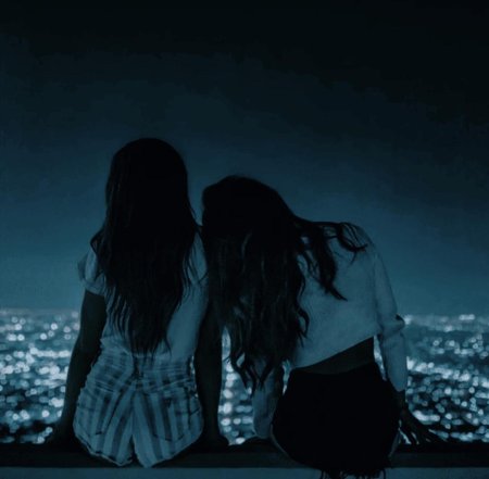 Две девушки со спины