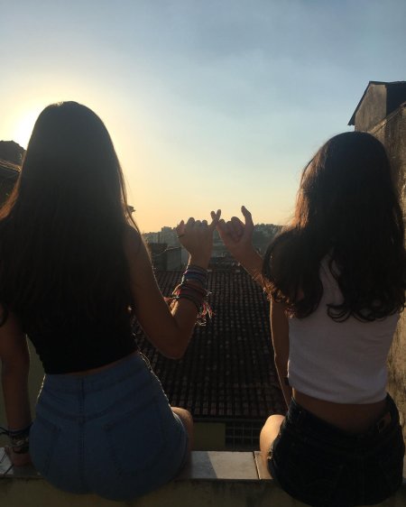 Две девушки со спины