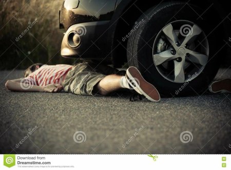 Девушка лежит на дороге