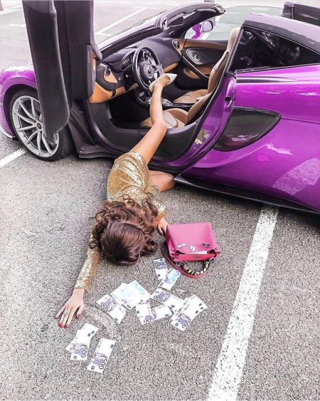 Девушка вывалилась из машины