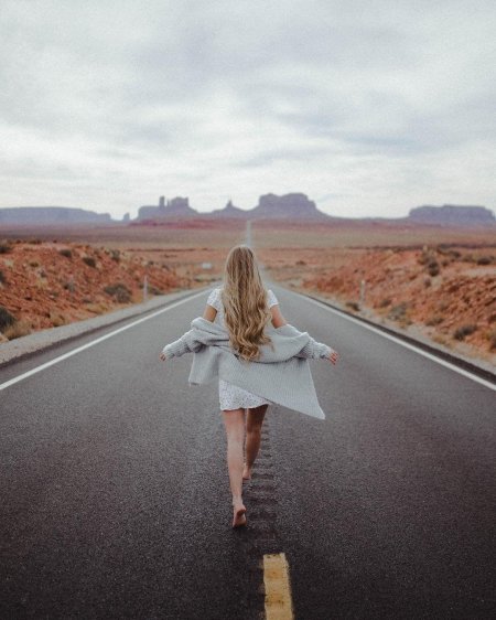 Девушка на дороге
