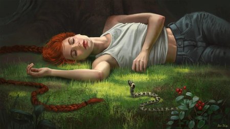 Девушка лежит на траве