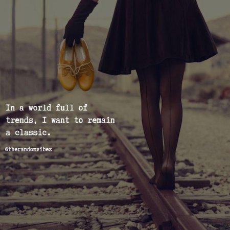 Девушка идет по рельсам