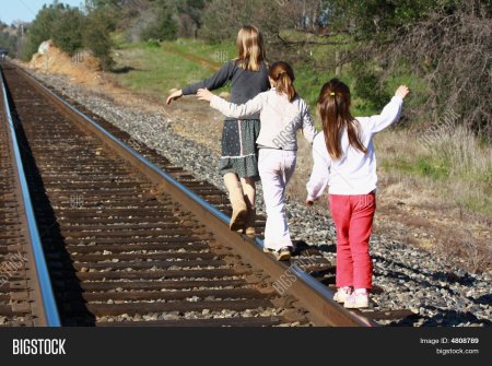 Три девушки на железнодорожных путях