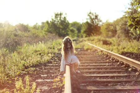 Девочка на рельсах