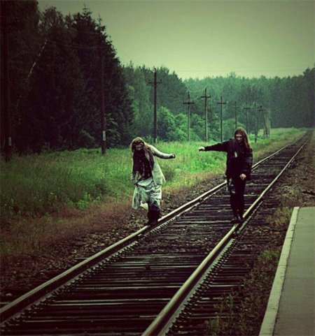 Парень и девушка на рельсах