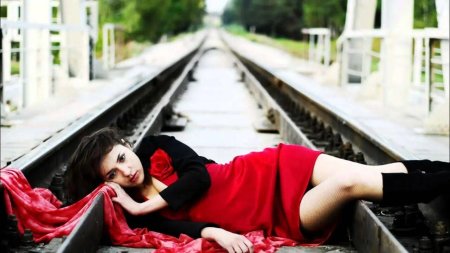 Девушка на рельсах