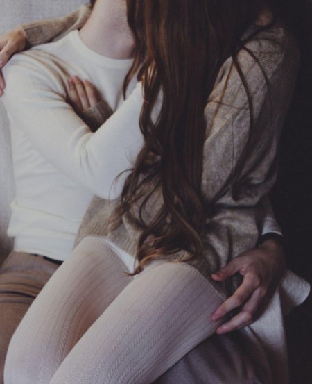 Девушка с темными волосами с парнем