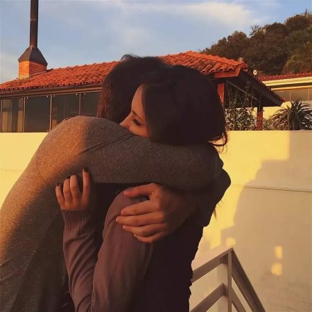 Парень и девушка обнимаются