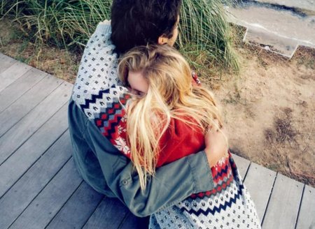 Блондинка с парнем обнимаются