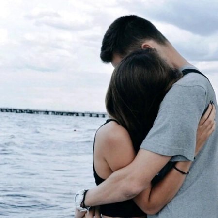 Парень с девушкой в обнимку