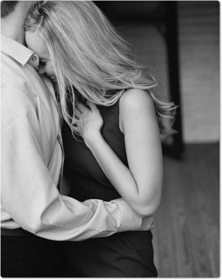 Обнимает блондинку