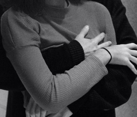 Обнимашки людей без лиц