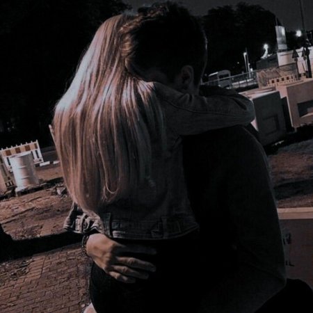 Подростки блондинка объятия