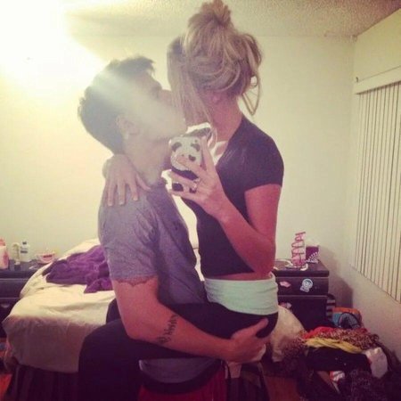 Девушка блондинка с парнем