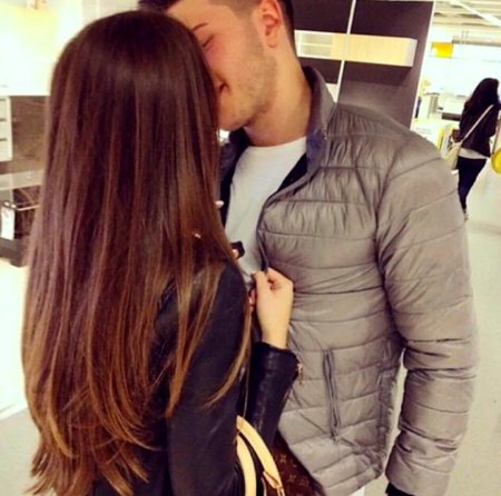 Парень с длинными волосами и девушка