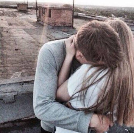Девушки обнимаются