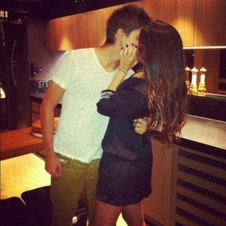 Брюнетка с длинными волосами с парнем