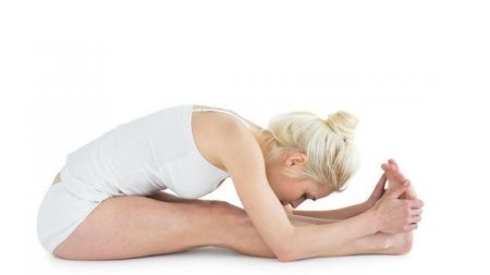 Лежит на спине