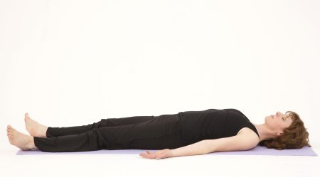 Человек лежит на спине