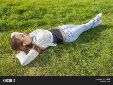 Подросток лежа на траве