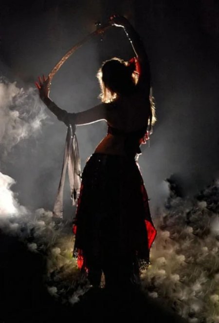 Девушка танцует