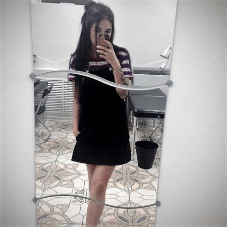 Красивая девушка в зеркале