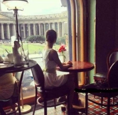 Столик в кафе