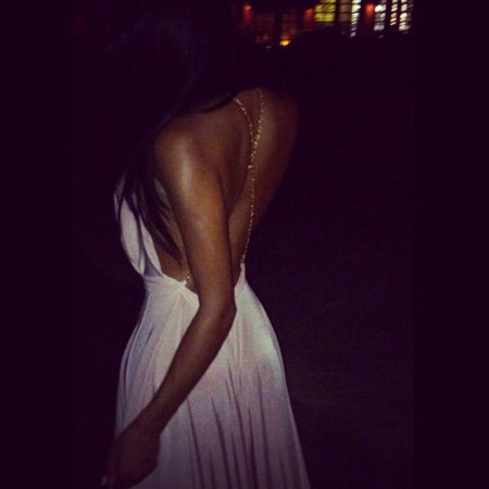 Девушка в платье со свиры