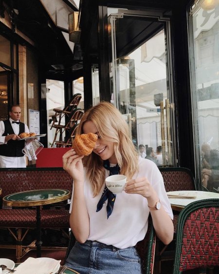 Блондинка в кафе