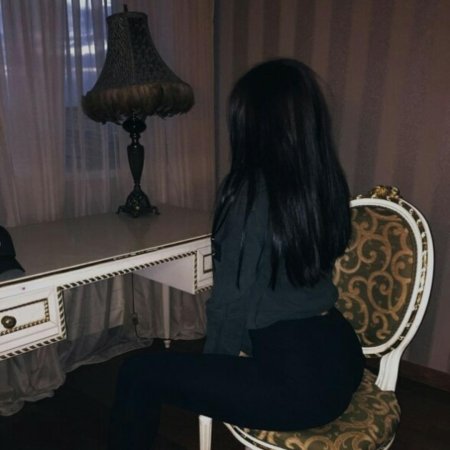 Девушка с длинными черными волосами