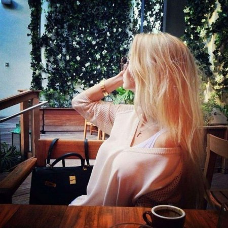 Блондинка в ресторане со спины