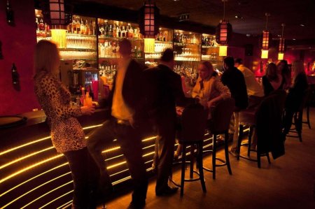 Ночной бар с людьми