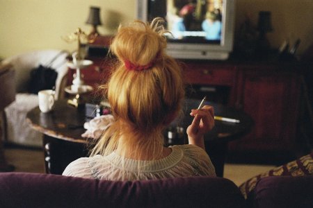 Блондинка с пучком