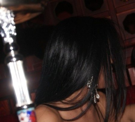 Девушка брюнетка со спины в ресторане