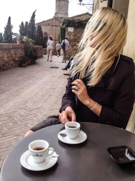 Девушка в кафе