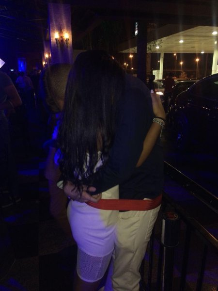 Брюнетка с парнем со спины